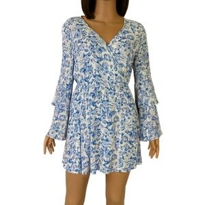 Altar'd State Flowy White & Blue trumpet sleeve V neck floral print SZ M casual